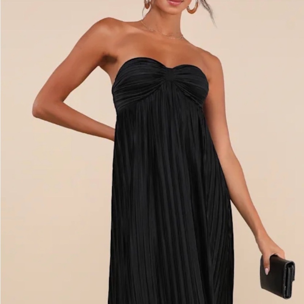 Lulu’s Black Satin Plisse Strapless Formal Maxi Dress. New w/ Tags. Size medium